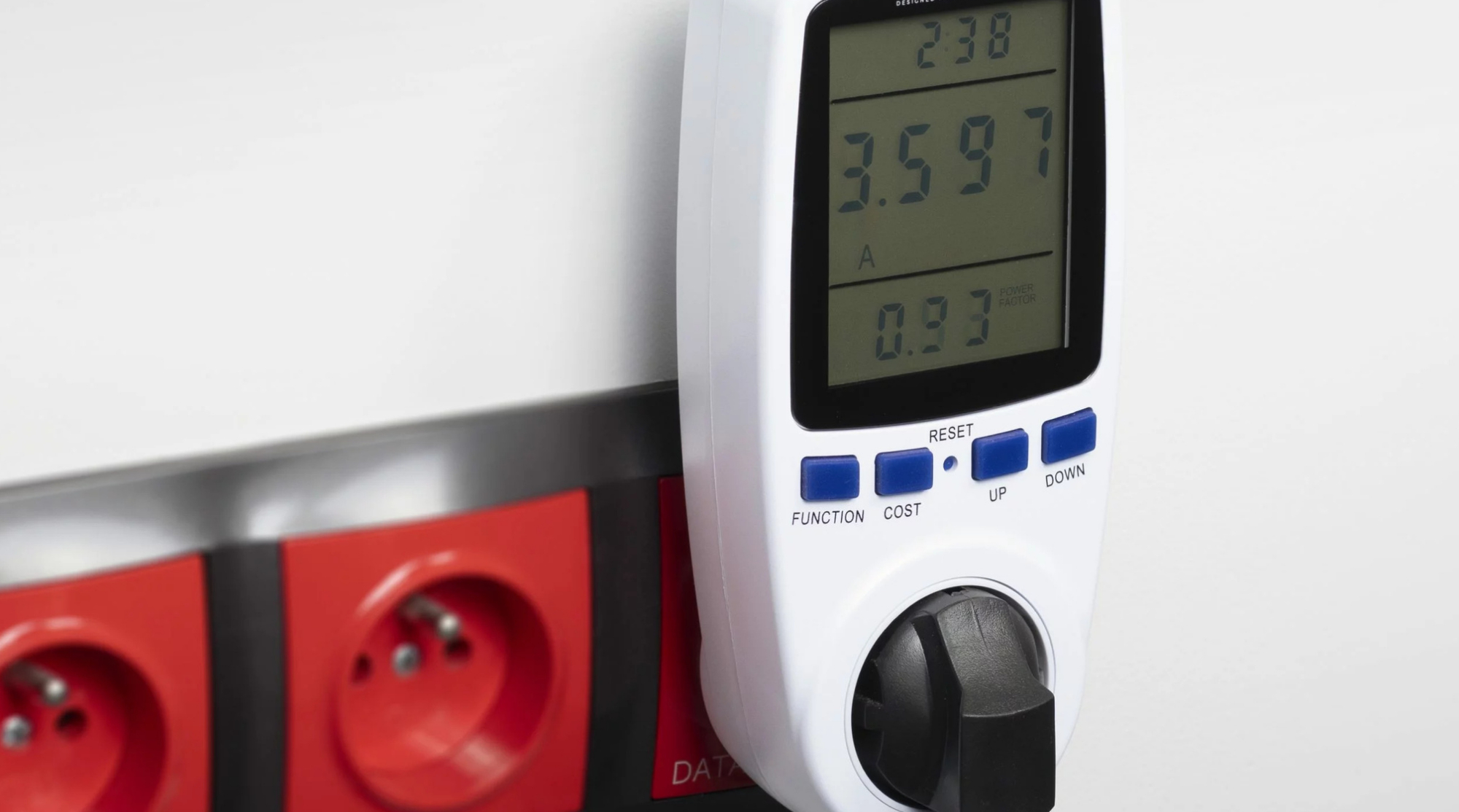 Mierniki zużycia energii. Jak wybrać najlepszy watomierz do monitorowania kosztów prądu?