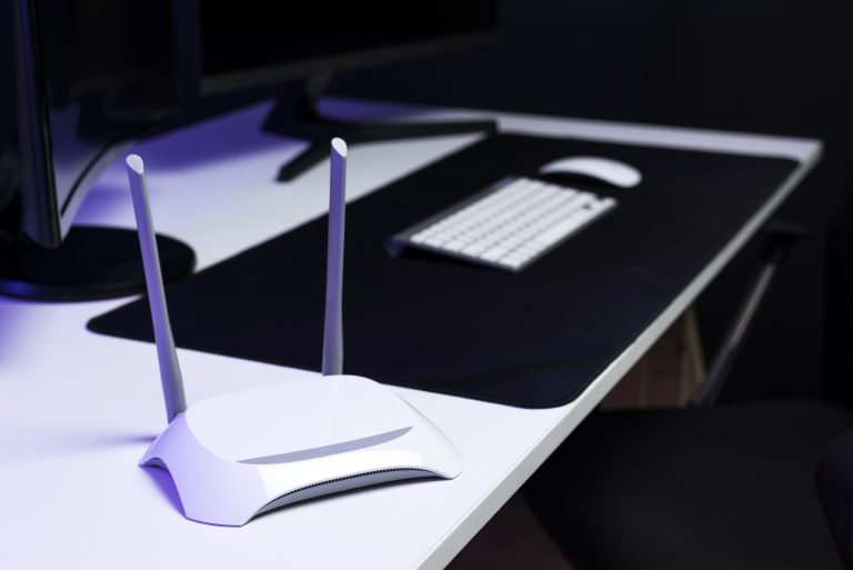 Router Wi-Fi na biurku