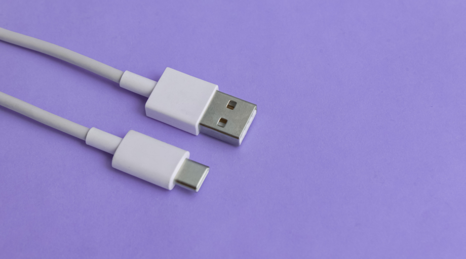 Jak wygląda kabel USB biały kabel fioletowe tło